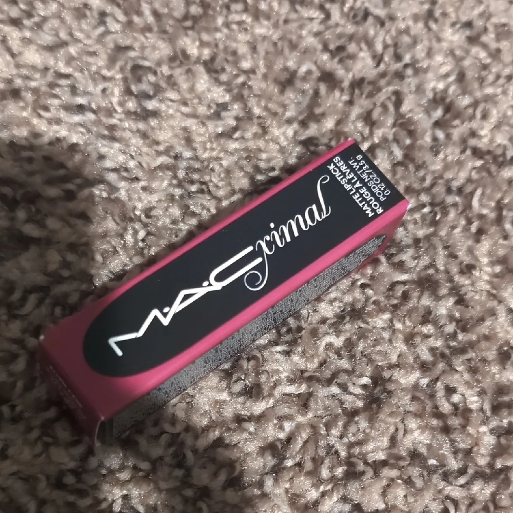 NEW! MAC Maximal Lipstick - Picture 4 of 8